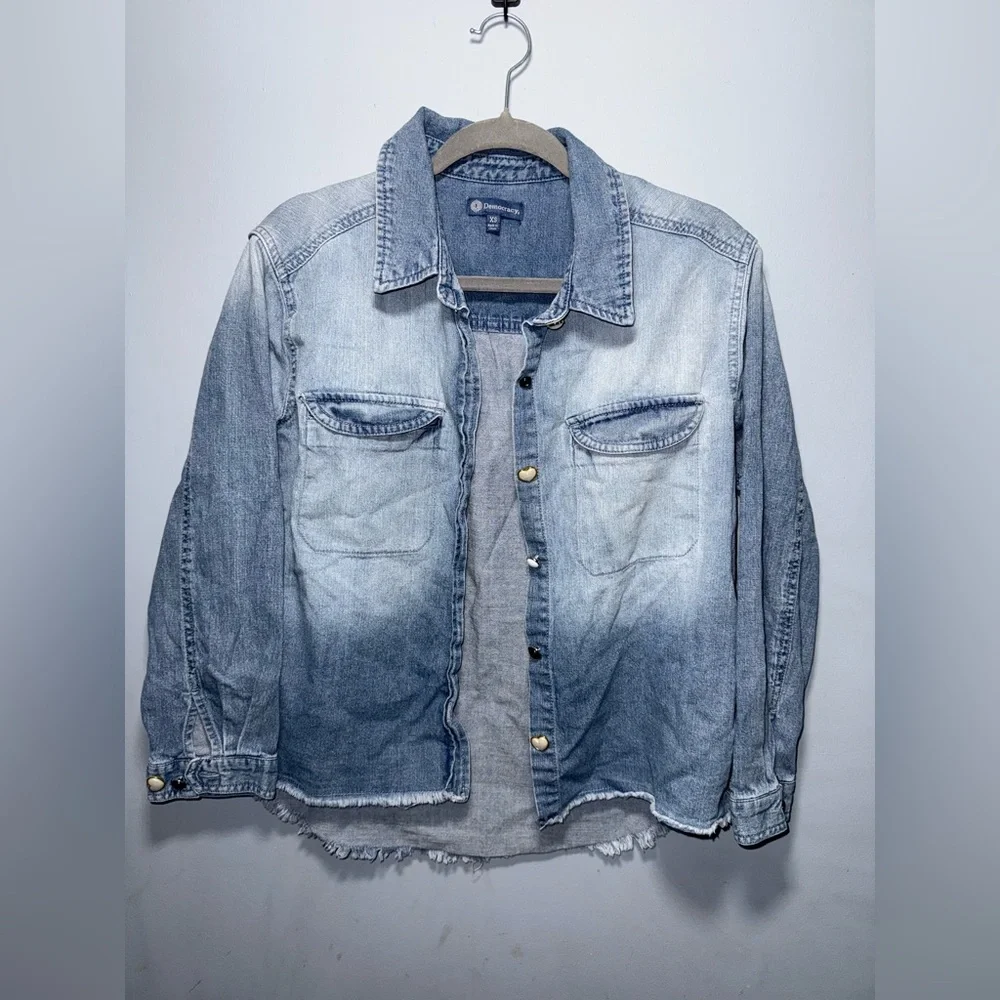 Democracy Ombré Denim Blue Top with cute Buttons size xs EUC - Picture 1 of 11